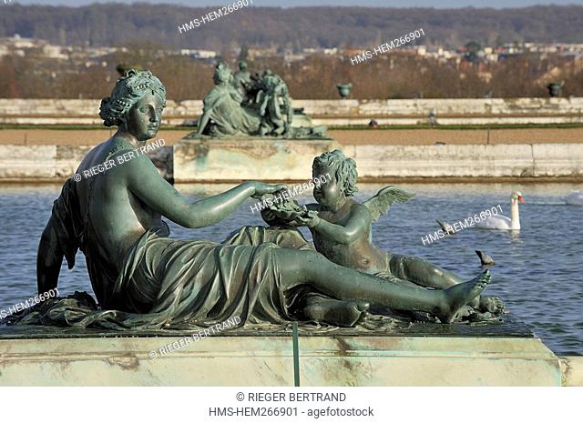 France, Yvelines, parc du Chateau de Versailles, listed as World Heritage by UNESCO, statue showing a river around the Parterre d'eau