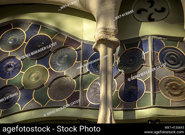 ENG: Detail of the large window of the noble floor of the Casa Batlló with columns of bone shapes and plant motifs (Barcelona, Catalonia, Spain)