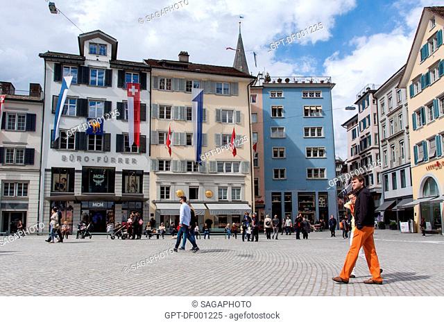 COUPLE STROLLING ON MUNSTERHOF SQUARE AT THE FOOT OF THE FRAUMUNSTER CHURCH IN THE HISTORIC CITY CENTER OF ZURICH, CANTON OF ZURICH, SWITZERLAND