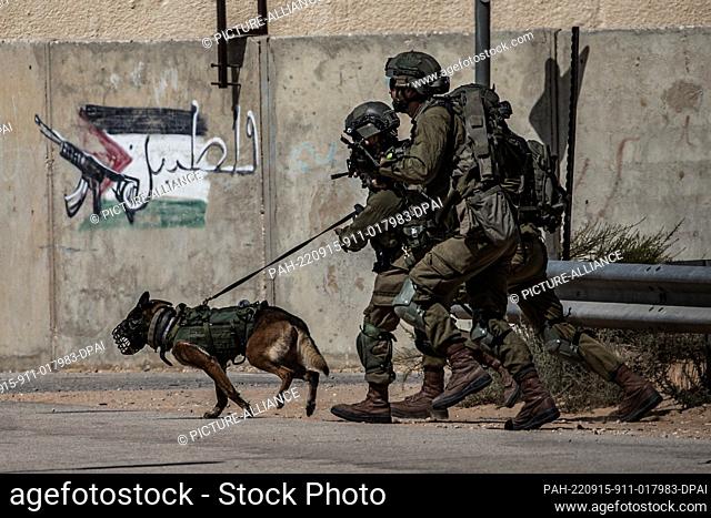 15 September 2022, Israel, Tze'elim: Israeli soldiers take part in the live-fire exercise as part of the International Operational Innovation Conference at...