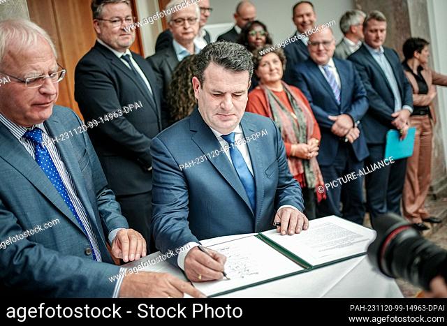 20 November 2023, Berlin: Hubertus Heil (SPD), Federal Minister of Labor and Social Affairs, signs a declaration of intent at the 3rd ""Job-Turbo"" labor market...