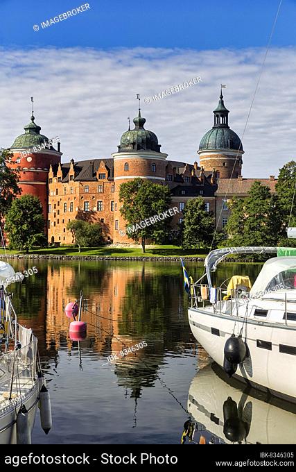 Boats in the marina, marina with view of Gripsholm Castle in summer, Lake Mälaren, Lake Mälaren, Mariefred, Strängnäs, Södermanlands län, Sweden, Europe