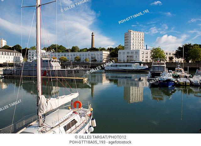 France, Région Bretagne, Morbihan, Lorient, port, bateau gris des douanes et vedette quittant le port, Photo Gilles Targat