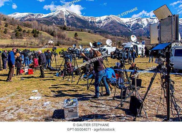 JOURNALISTS AND TELEVISION CREWS FOLLOWING THE CRASH OF GERMANWINGS AIRLINE'S AIRBUS A320, LE VERNET, SEYNE LES ALPES (04), FRANCE