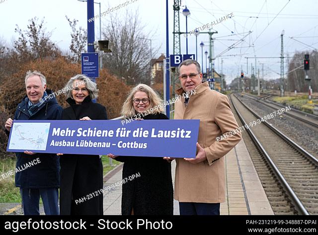 19 December 2023, Brandenburg, Lübbenau: Alexander Kaczmarek (l-r), Group Representative of Deutsche Bahn for Brandenburg, Susanne Henckel