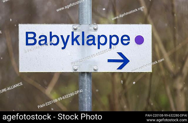 PRODUCTION - 07 January 2022, Saxony-Anhalt, Bitterfeld-Wolfen: A sign points the way to the baby hatch at the Bitterfeld-Wolfen Health Center