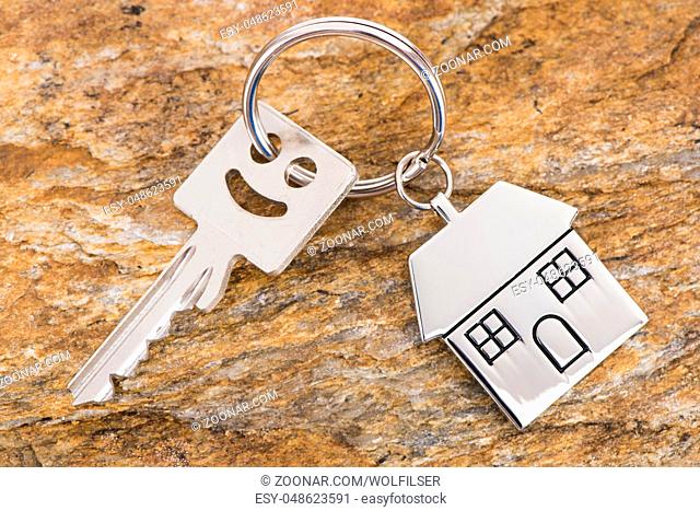 Hausschlüssel und Wohnungsschlüssel am Schlüsselanhänger
