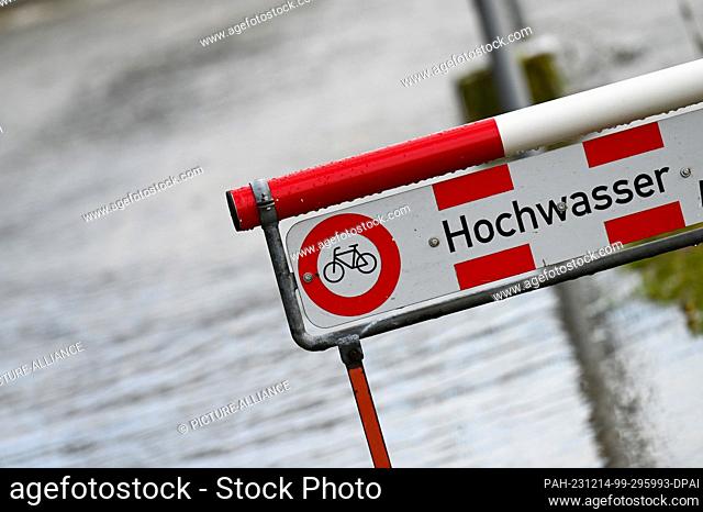 14 December 2023, Baden-Württemberg, Ulm: A sign with the words ""Hochwasser"" (flood) is posted on the Danube. The rainfall and melting snow of the past few...