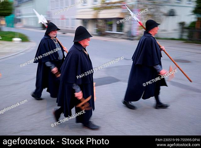 19 May 2023, Saxony, Zwönitz: Night watchmen from the Netherlands walk down a street. From 19 to 21.05.2023, the 38th European Night Watchman and Turk Meeting...