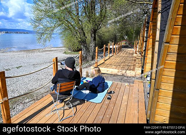 10 April 2022, Baden-Wuerttemberg, Allensbach Am Bodensee: A family from Switzerland spends a few days in a wooden hut right on the shore of Lake Constance