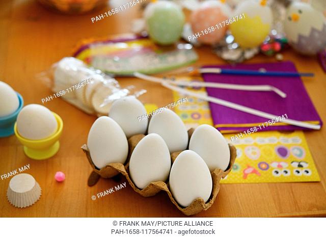Designing Easter eggs, Germany, city of Osterode, 25. February 2019. Photo: Frank May | usage worldwide. - Osterode am Harz/Niedersachsen/Germany