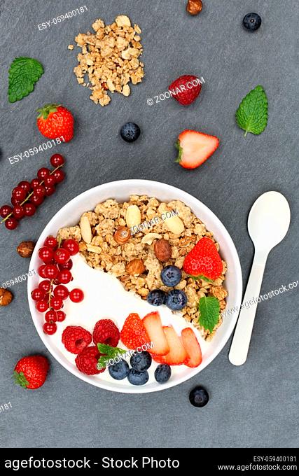 Müsli Frühstück Früchte Joghurt Erdbeeren Beeren Schale Schiefertafel Hochformat von oben Aufsicht