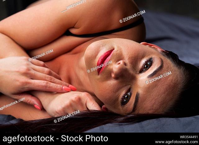 attraktive Frau im Bett