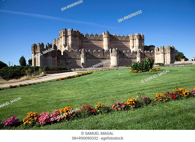 The castle was erected by Moorish builders in the mid-15th century for Bishop Alfonso Fonseca, archbishop of Seville and lord of Coca and Alaejos