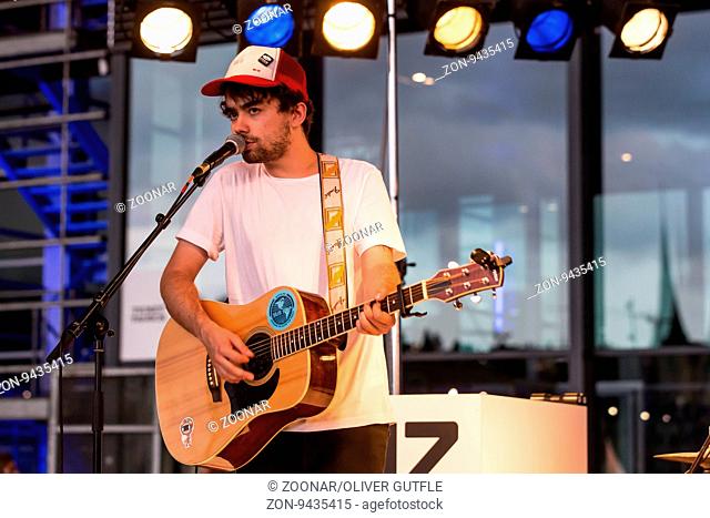 Das polnische Indie-Pop-Duo Lilly Hates Roses live beim Blue Balls Festival Luzern, Schweiz, Europa Kamil Durski: Gesang und Gitarre Katarzyna Golomska: Gesang...
