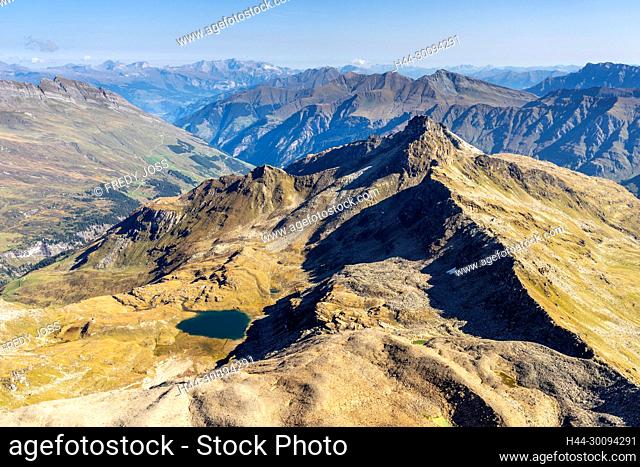 Auf dem Gipfel des Fanellhorns, Zervreila-Region, Valser Tal, Graubünden. Sicht zum Guraletschhorn und zum Guraletschsee