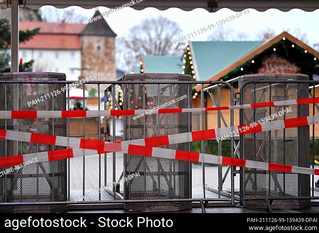 25 November 2021, Thuringia, Erfurt: Emptiness reigns at Erfurt's Christmas market, which opened on 23 Novermer and was forced to close on 24 November