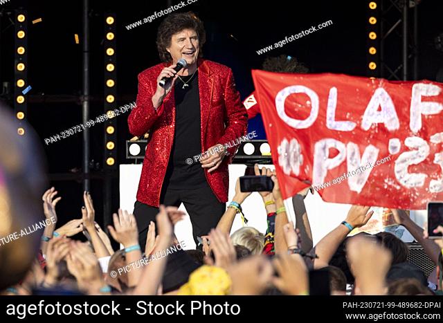 21 July 2023, North Rhine-Westphalia, Weeze: Olaf der Flipper, real name Olaf Malolepski, plays in front of thousands of fans