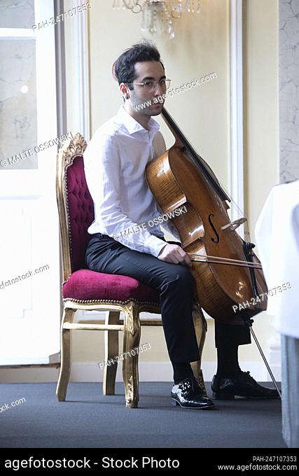 Manuel LIPSTEIN, musician, cellist, Prime Minister Armin Laschet honors citizens of North Rhine-Westphalia for their exceptional commitment to society with the...