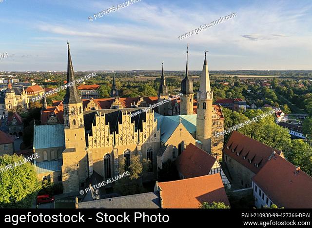 30 September 2021, Saxony-Anhalt, Merseburg: The morning sun shines down on Merseburg Cathedral. A three-day festival in Merseburg from 1 to 3 October...