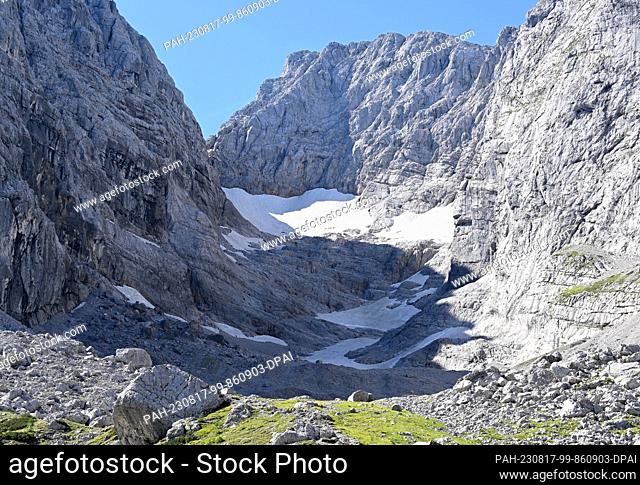 PRODUCTION - 12 August 2023, Bavaria, Ramsau: Remnants of snow lie on the Blaueis glacier. Researchers give them only a few more years: The last glaciers on...