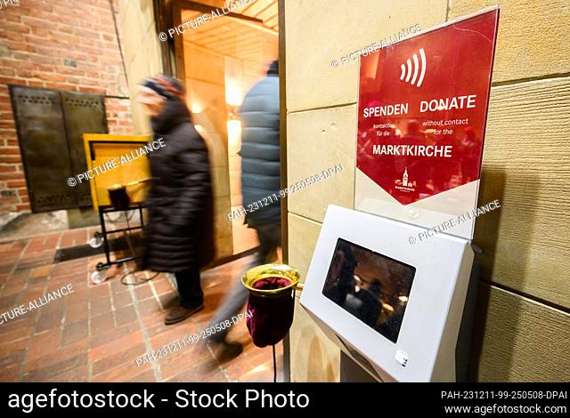 PRODUCTION - 08 December 2023, Lower Saxony, Hanover: The so-called ""Kollektomat"" as a cashless donation option stands next to a bell bag in the Marktkirche