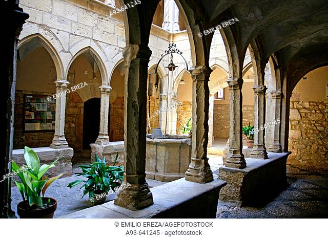 Cloister, Santa Magdalena Hospital. Montblanc (XIVth century) , Conca de Barbera. Tarragona province. Catalunya. Spain