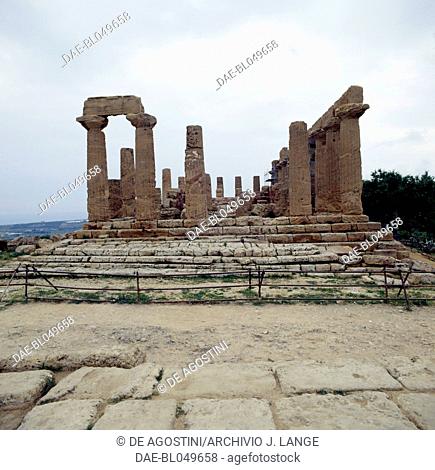 Temple of Hera Lacinia (Juno), Valley of the Temples in Agrigento (UNESCO World Heritage List, 1997), Sicily, Italy. Greek civilisation, Magna Graecia