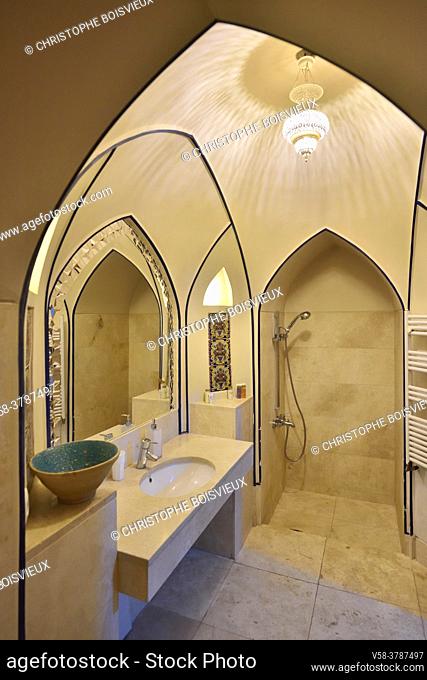 Iran, Kashan, Manouchehri House Hotel, Bathroom
