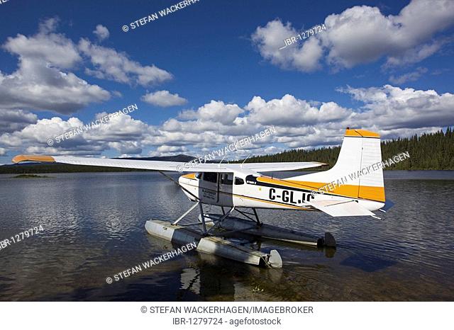 Taxiing Cessna 185 Skywagon, Floatplane, bush plane, Caribou Lakes, upper Liard River, Yukon Territory, Canada