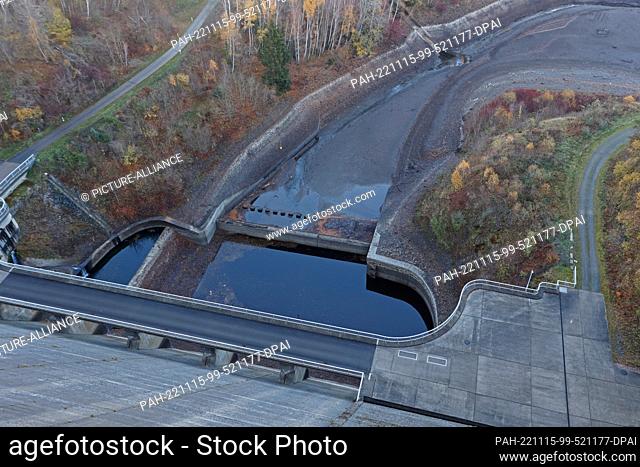 14 November 2022, Saxony-Anhalt, Thale: The water level at the Wendefurth reservoir has been temporarily lowered for the current construction project