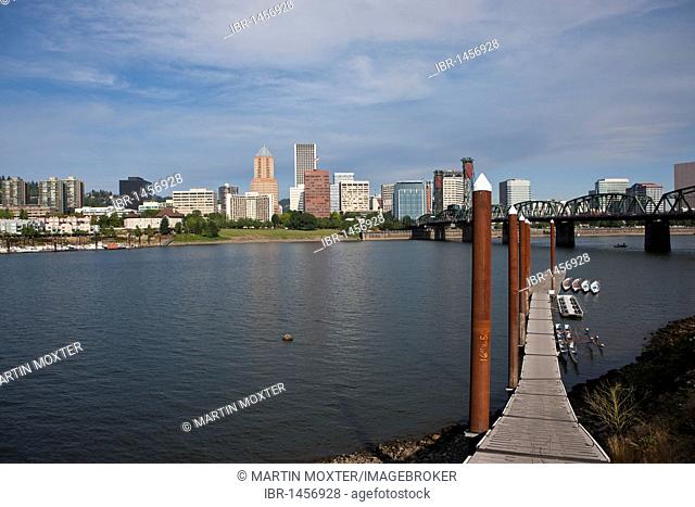 View of downtown Portland, Wilamette River, Morrison Bridge, waterfront, Portland, Oregon, USA