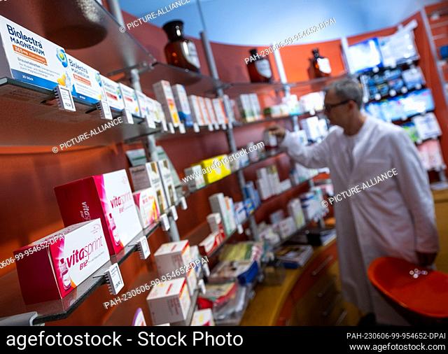 ILLUSTRATION - 05 June 2023, Berlin: Various dietary supplements are on a shelf in a pharmacy. Photo: Monika Skolimowska/dpa. - Berlin/Berlin/Germany