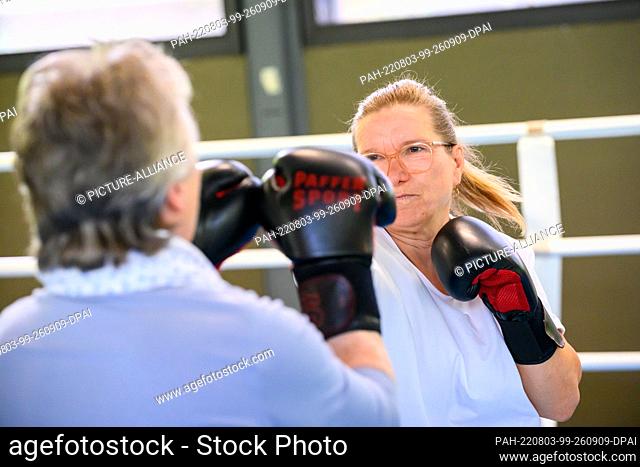 27 July 2022, Hamburg: Iris Wilhelm (r) reacts during boxing against her course partner Gisela Stückenschneider (l, hidden)