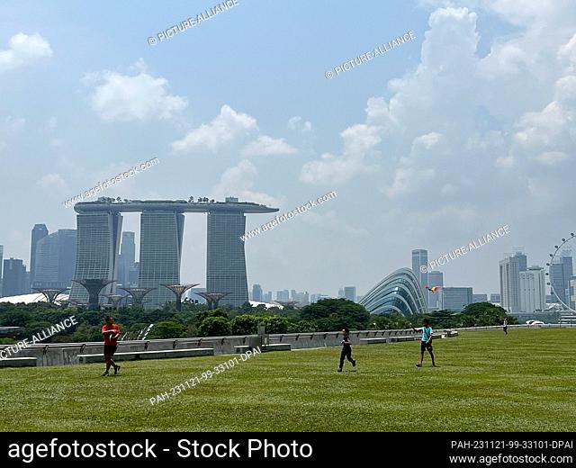 01 October 2023, Singapore, Singapur: View of the famous Supertrees (M) and the Marina Bay Sands hotel. Photo: Carola Frentzen/dpa