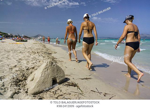 mujeres paseando, playa de Muro, municipio de Muro, Bahia de Alcudia, islas baleares, Spain