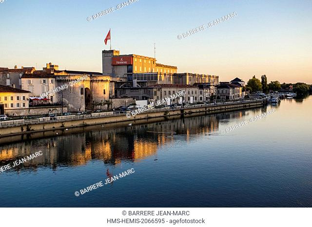 France, Charente, Cognac, the banks of the Charente and Saint-Jacques Gate