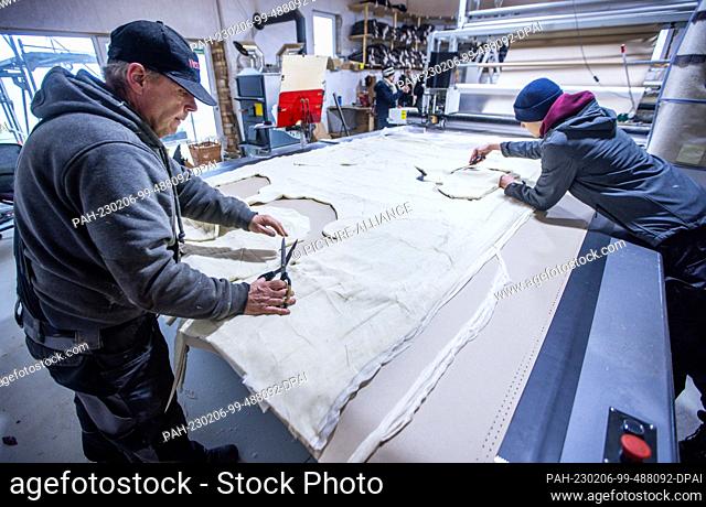 PRODUCTION - 26 January 2023, Mecklenburg-Western Pomerania, Teplitz: Henry Safosmik sorts the millimeter-precise cuts for all jackets from the Nordwolle...