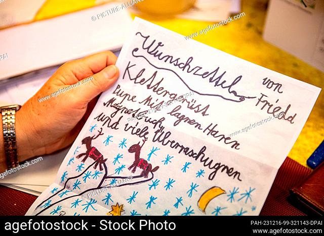 16 December 2023, Brandenburg, Fürstenberg/Havel/Ot Himmelpfor: Christmas angels sort and answer children's letters to Santa Claus at the Christmas post office...