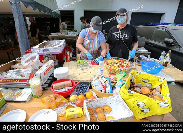 22 July 2021, Rhineland-Palatinate, Bad Neuenahr-Ahrweiler: Fruit salad is prepared by helpers at a collection and distribution point for donations in kind and...