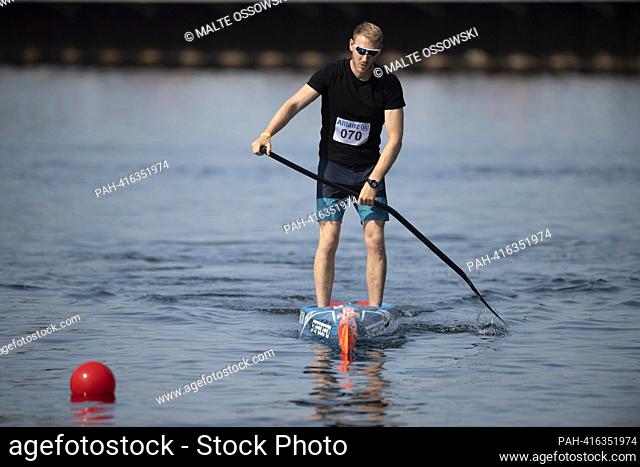Ole SCHWARZ (WSV Blau-Weiss Bonn), winner, 1st place, gold medal, action, men's stand up paddling, canoe competitions on July 9th, 2023 in Duisburg/ Germany