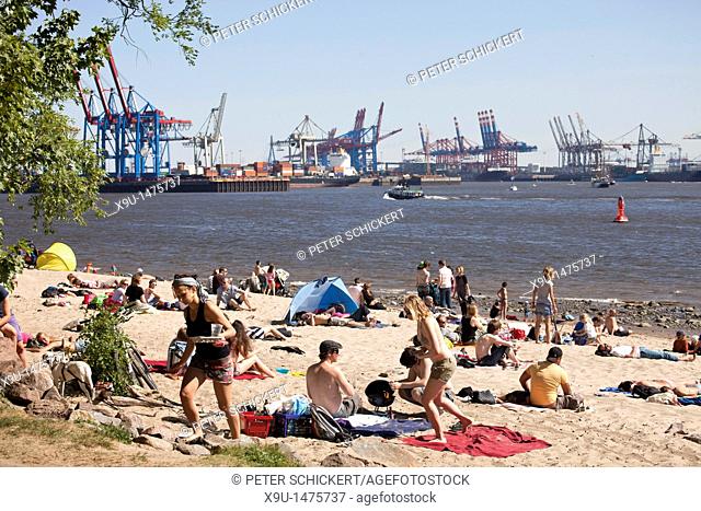sunbathers, river Elbe shore in Oevelgoenne, Hanseatic City of Hamburg, Germany, Europe