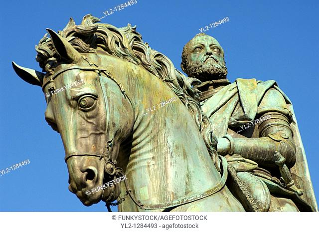 Statue of Cosimo Medicci - Plazza Della Signora - Florence Italy