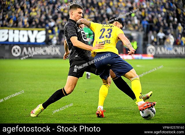 Mechelen's Jordi Vanlerberghe and Union's Cameron Puertas Castro pictured in action during a soccer match between Royale Union Saint-Gilloise and KV Mechelen