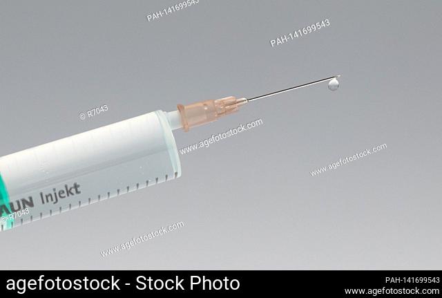firo: 04/14/2021, soccer ball, medicine, pandemic syringe, medical syringes, with drops on the needle The three components: vaccinations, vaccinations