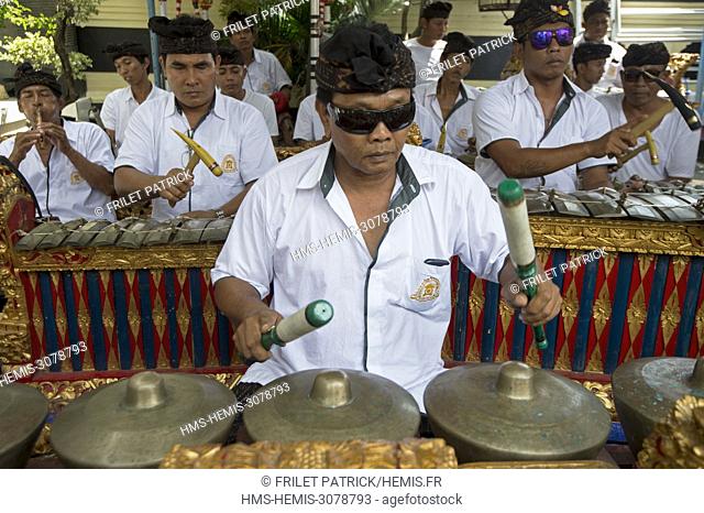 Indonesia, Bali, Jimbaran, gamelan orchestra playing during a ceremony in a private house