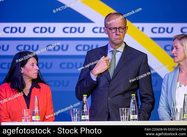 08 June 2022, Thuringia, Sonneberg: CDU party chairman Friedrich Merz stands with Beate Meißner (r, CDU), member of the state parliament