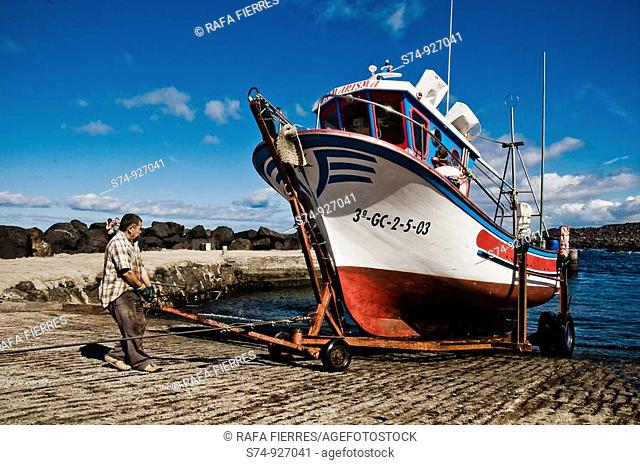 Hombre faenando en puerto pesquero de Lanzarote, Islas Canarias, España