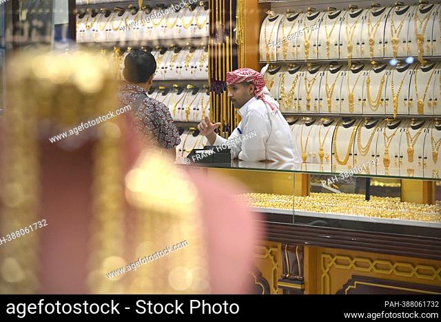 Impressions from Doha / Qatar. Street scene: View of a shop with gold jewellery, gold, gold dealer, jeweler Soccer World Cup 2022 in Qatar from 20.11