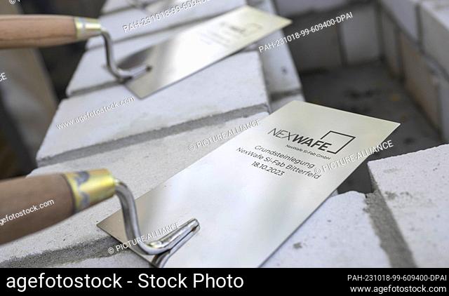 18 October 2023, Saxony-Anhalt, Bitterfeld-Wolfen: Bricklayers' trowels lie ready for the symbolic laying of the foundation stone for NexWafe Si-Fab's new wafer...